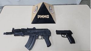 Homem &eacute; preso ap&oacute;s amea&ccedil;ar a ex com pistola e simulacro de fuzil em Lagoa da Prata