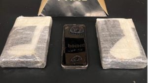 Homem &eacute; preso com coca&iacute;na avaliada em R$ 60 mil na BR-494, em Divin&oacute;polis