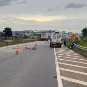 Homem morre atropelado e motorista foge sem prestar socorro na BR-262, em Nova Serrana