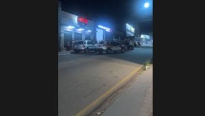 Motociclista fica ferido em colis&atilde;o com carro na Av. Paran&aacute;, em Divin&oacute;polis