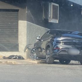 Idoso fica ferido ap&oacute;s carro bater em parede de com&eacute;rcio no Niter&oacute;i, em Divin&oacute;polis