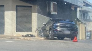 Idoso fica ferido após carro bater em parede de comércio no Niterói, em Divinópolis