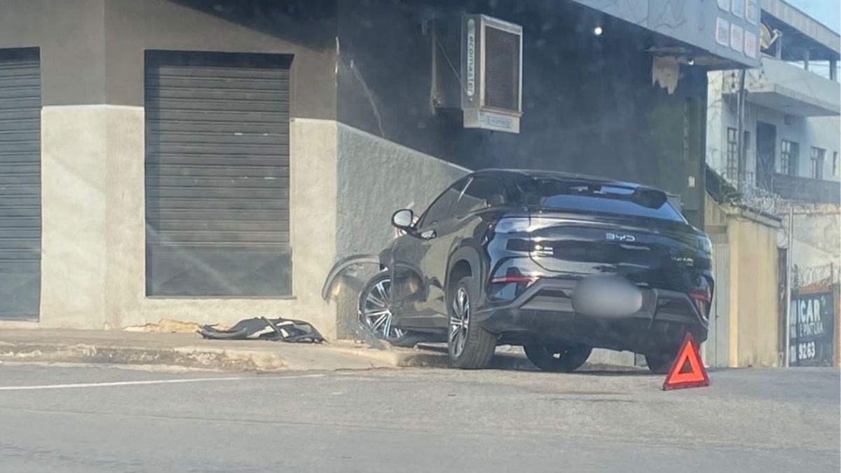 Idoso fica ferido ap&oacute;s carro bater em parede de com&eacute;rcio no Niter&oacute;i, em Divin&oacute;polis