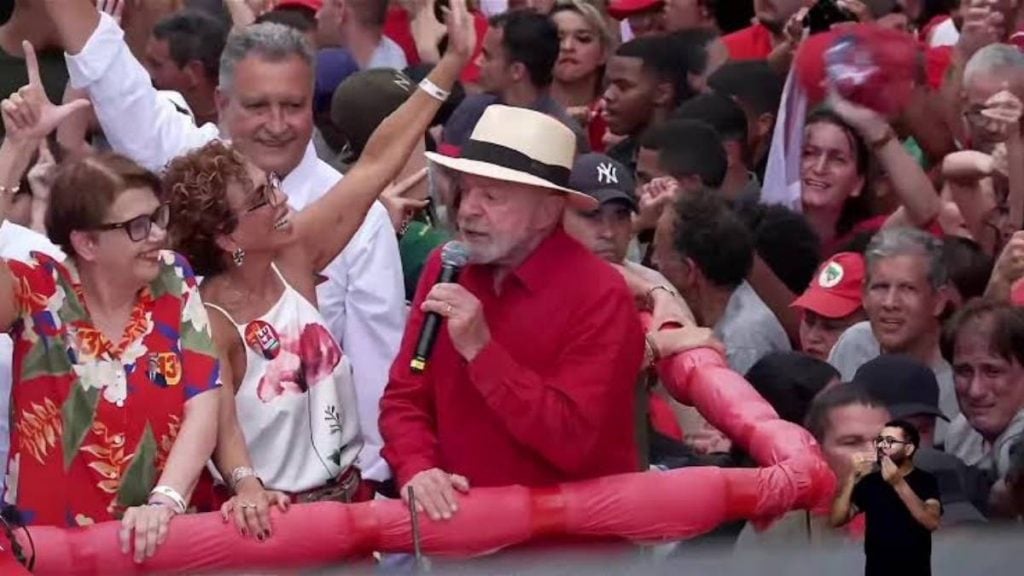 Lula acena &agrave; Cleitinho durante campanha em MG