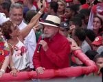 Lula acena &agrave; Cleitinho durante campanha em MG