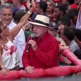 Lula acena à Cleitinho durante campanha em MG