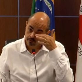 Mateus Sim&otilde;es chora em reuni&atilde;o de transi&ccedil;&atilde;o do governo