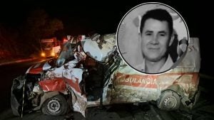 Motorista de ambul&acirc;ncia morre ap&oacute;s batida com carreta na BR-354, em Arcos
