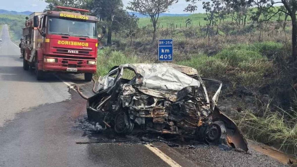 Motorista e passageiro morrem carbonizados ap&oacute;s batida de frente na BR-354