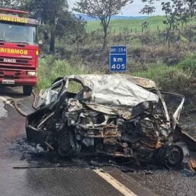 Motorista e passageiro morrem carbonizados após batida de frente na BR-354