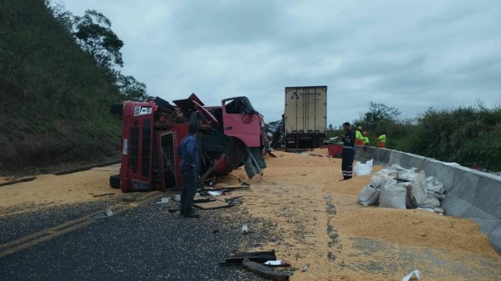 Motorista morre ap&oacute;s batida de frente entre carretas na BR-262, em Luz