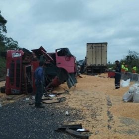 Motorista morre após batida de frente entre carretas na BR-262, em Luz