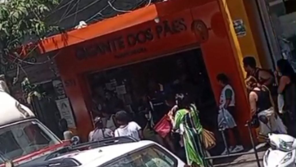 Mulher rouba celular, &eacute; contida por populares e &eacute; presa no Centro de Divin&oacute;polis
