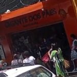 Mulher rouba celular, &eacute; contida por populares e &eacute; presa no Centro de Divin&oacute;polis