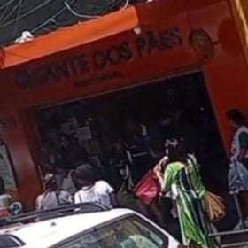 Mulher rouba celular, é contida por populares e é presa no Centro de Divinópolis