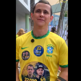Candidato à reeleição, Eduardo Azevedo vota na E. E. Dona Antônia Valadares