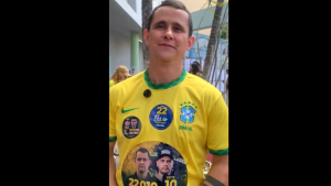 Candidato à reeleição, Eduardo Azevedo vota na E. E. Dona Antônia Valadares