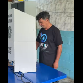 Josafá Anderson vota na Escola Municipal Padre João Bruno