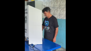 Josafá Anderson vota na Escola Municipal Padre João Bruno
