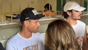 Acompanhado de apoiadores, Cleitinho Azevedo, chega para votar no Polivalente