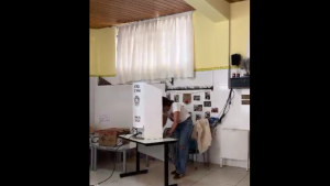 V&iacute;deo: Gleide Andrade, candidata a deputada federal, vota em BH