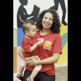 Candidata a deputada estadual, Kell Silva vota na Escola Municipal Professora Herm&iacute;nia Corgozinho, em Divin&oacute;polis