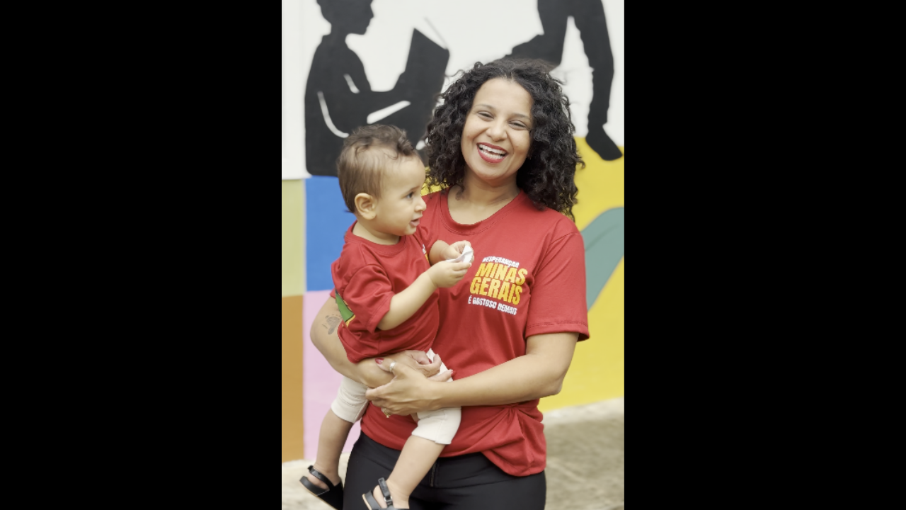 Candidata a deputada estadual, Kell Silva vota na Escola Municipal Professora Herm&iacute;nia Corgozinho, em Divin&oacute;polis