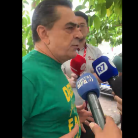 Candidato ao Senado, Domingos S&aacute;vio vota no Col&eacute;gio Roberto Carneiro, em Divin&oacute;polis