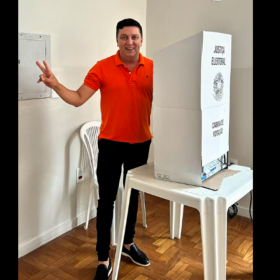 Candidato a deputado estadual, Têko vota na ACI, em Itapecerica
