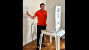 Candidato a deputado estadual, Têko vota na ACI, em Itapecerica