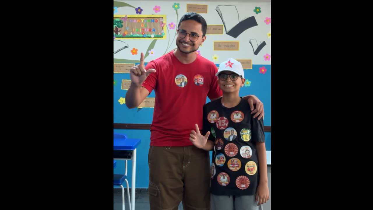 Candidato a deputado estadual, Vitor Costa vota na Escola Ot&aacute;vio Ol&iacute;mpio de Oliveira, em Divin&oacute;polis