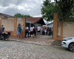 Escola Estadual Miguel Couto tem filas para vota&ccedil;&atilde;o neste domingo em Divin&oacute;polis