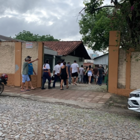 Escola Estadual Miguel Couto tem filas para votação neste domingo em Divinópolis