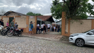 Escola Estadual Miguel Couto tem filas para votação neste domingo em Divinópolis