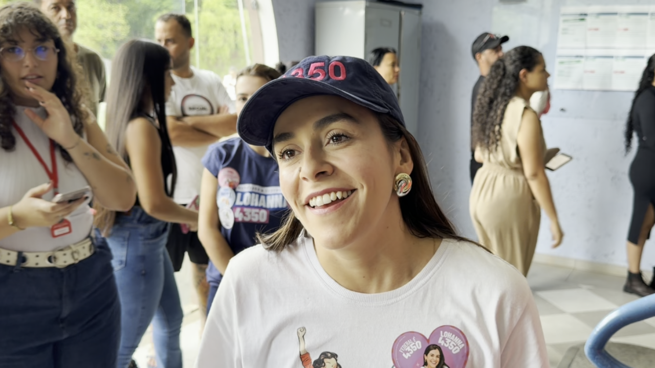 Lohanna Fran&ccedil;a vota na UEMG em Divin&oacute;polis neste domingo de elei&ccedil;&atilde;o