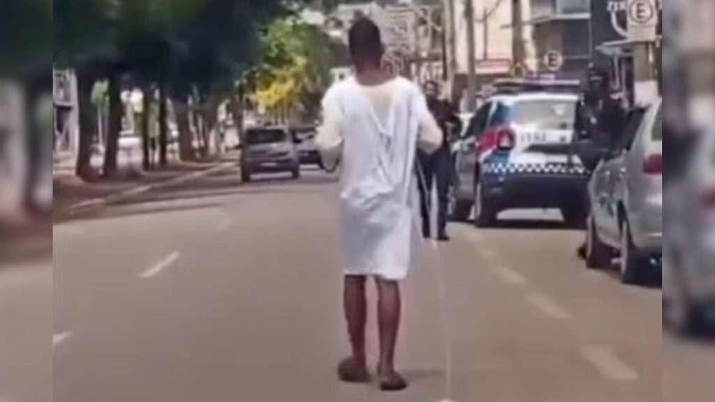 Paciente foge de UPA e anda na rua com soro na veia em Par&aacute; de Minas