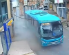 &Ocirc;nibus colide com poste ap&oacute;s motorista passar mal