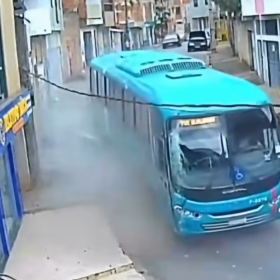 Ônibus colide com poste após motorista passar mal