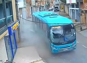 Ônibus colide com poste após motorista passar mal