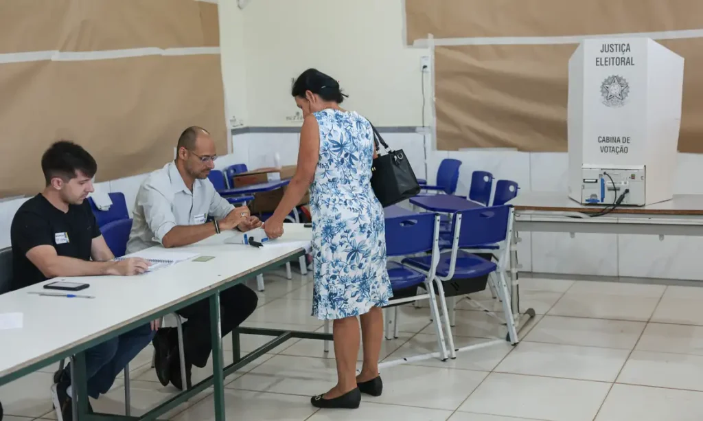 TSE corrige e diz que 343 se&ccedil;&otilde;es no Brasil mudaram para o 2&ordm; turno; tr&ecirc;s s&atilde;o no Centro-Oeste de MG