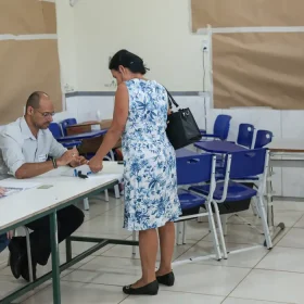 TSE corrige e diz que 343 se&ccedil;&otilde;es no Brasil mudaram para o 2&ordm; turno; tr&ecirc;s s&atilde;o no Centro-Oeste de MG