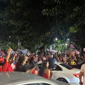 Apoiadores comemoram reelei&ccedil;&atilde;o de Lula em Divin&oacute;polis