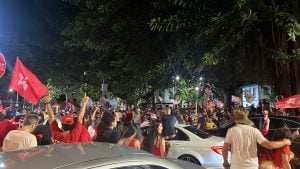 Apoiadores comemoram reelei&ccedil;&atilde;o de Lula em Divin&oacute;polis