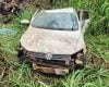 Motorista tenta desviar de motocicleta e capota carro na BR-354 em Formiga