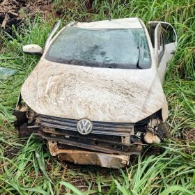 Motorista tenta desviar de motocicleta e capota carro na BR-354 em Formiga