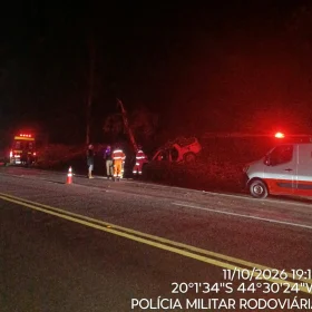 Ultrapassagem forçada resulta em colisão e veículos fora da pista na MG-050 em Itaúna