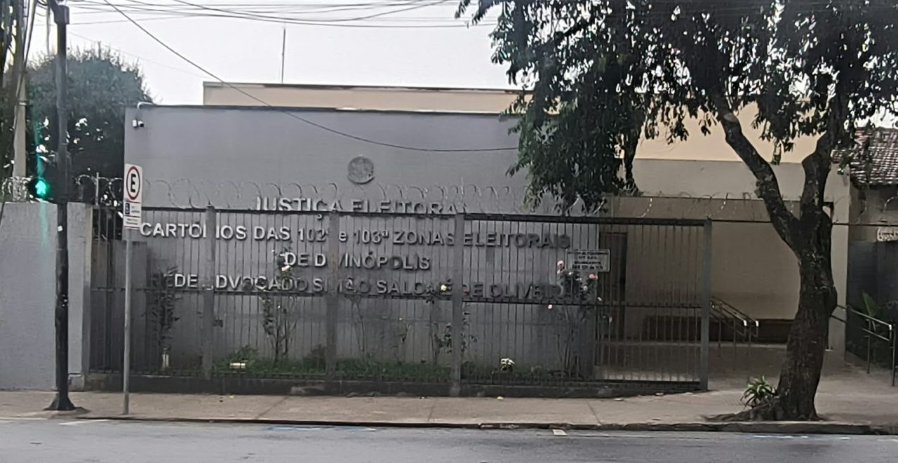 Tr&acirc;nsito est&aacute; interditado no entorno do Cart&oacute;rio Eleitoral em Divin&oacute;polis