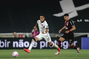 Cuello recebe terceiro cartão amarelo e desfalca o Atlético na partida contra o Santos