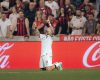 Árbitro valida gol de empate do Atlético após revisão de vídeo que aponta toque de adversário