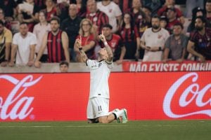Árbitro valida gol de empate do Atlético após revisão de vídeo que aponta toque de adversário